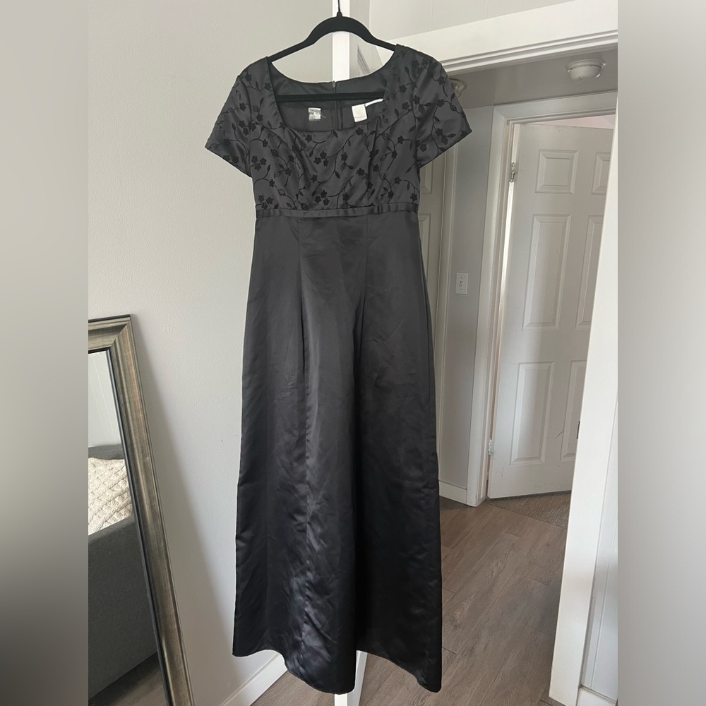 Bridgerton/Downton Abbey vibes for sure! This dress is so satiny and elegant!
